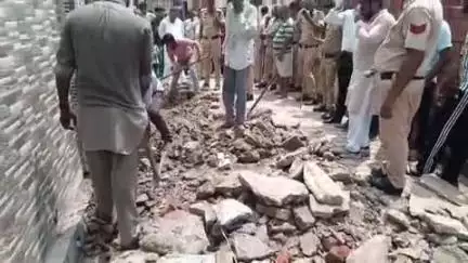 बरवाला: गांव सुल्तानपुर में जेसीबी मशीन से अवैध कब्जे हटाए गए, भारी पुलिस बल तैनात रहा