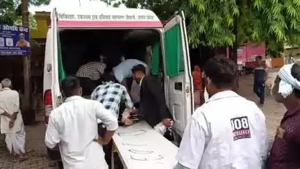 सीतापुर: रमुवापुर के पास तेज रफ्तार दो मोटरसाइकिलों की जोरदार टक्कर में एक व्यक्ति घायल हुआ