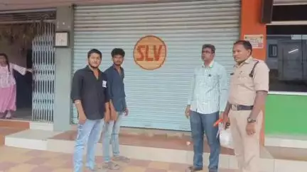 ప్రభుత్వ నిబంధనలకు విరుద్ధంగా కిర్లంపూడిలో కళాశాల వద్ద పుస్తకాలు విక్రయిస్తున్న స్టేషనరీ రూమ్ సీజ్ చేసిన అధికారులు