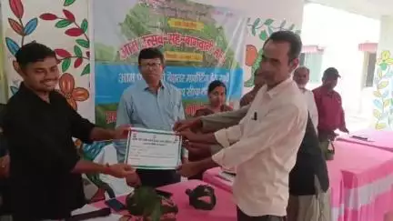 गिरिडीह: उपायुक्त के आदेश पर गांडेय प्रखंड में आम उत्सव सह बागवानी मेला आयोजित