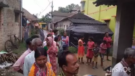 বর্ধমান ২: মুখ্যমন্ত্রীর নির্দেশে রেশনের মাধ্যমে কুড়মুন দুই পঞ্চায়েত এলাকার 2100 জনের হাতে মহা প্রসাদ তুলে দেওয়া হয়েছে