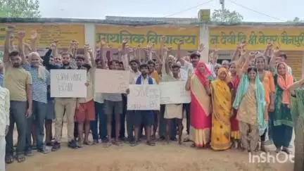 भोगांव: बेवर क्षेत्र में स्कूल मर्जर के खिलाफ ग्रामीणों ने किया प्रदर्शन