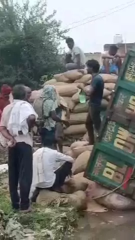 गोविंदगढ़: बहरीपुर सड़क मार्ग पर गड्ढों के कारण गेहूं से भरी डैक्टर ट्रॉली पलटी, किसान को हुआ लाखों का नुकसान