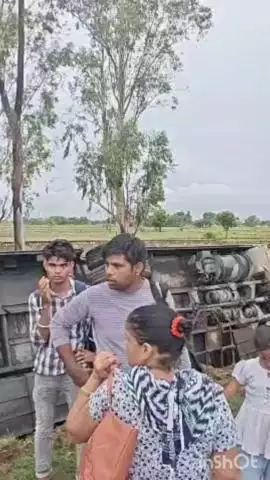 भरतपुर: नेशनल हाईवे पर बिनाऊआ गांव के पास एक रोडवेज बस अनियंत्रित होकर पलटी, खाटू श्याम जा रही थी बस