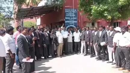 பொன்னேரி: வழக்கறிஞர்களின் படுகொலையை கண்டித்து பொன்னேரியில் வழக்கறிஞர்கள் ஆர்பாட்டம்.