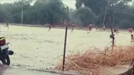 कन्नौज के जैनपुर में मूसलाधार बारिश में ग्रामीण बच्चों का गर्मी से निजात के लिए खुले खेत में मस्ती 
#kannauj