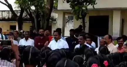 భిక్కనూర్: బిక్కనూరులోని ప్రభుత్వ పాఠశాలలో కంప్యూటర్ ల్యాబ్‌ను ప్రారంభించిన ఎమ్మెల్యే రమణారెడ్డి