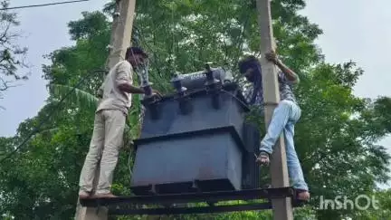 भोगांव: बेवर क्षेत्र में आकाशीय बिजली गिरने से ट्रांसफार्मर हुआ क्षतिग्रस्त, 90 घरों की विद्युत आपूर्ति ठप्प