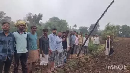 बांसवाड़ा: झातला ग्राम पंचायत के बोरतलाई मोहल्ले मे विधुत लाईन खंबो पर नहीं, जमीन पर लटकी हुई,लो वोल्टेज से लोग परेशान #jansamasya
