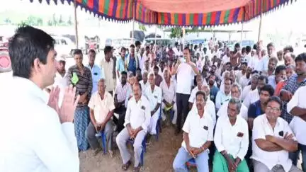 గంగాధర నెల్లూరు: కార్వేటినగరం మండలంలో మామిడి రైతులతో సమావేశమైన కలెక్టర్ సుమిత్ కుమార్