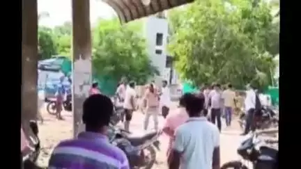 నరసాపురం: కాళీపట్నంలో ఆస్తి వివాదంలో నడిరోడ్డుపై తమ్ముడిపై అన్నదమ్ములు కర్రలతో దాడి