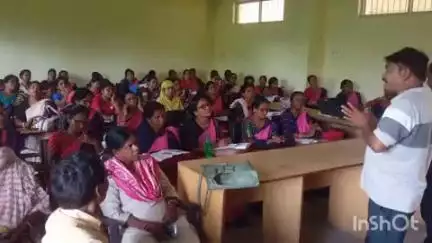 घाटशिला: अंचल कार्यालय घाटशिला में प्रखंड के 121 बीएलओ को नजरी नक्शा बनाने का प्रशिक्षण दिया गया