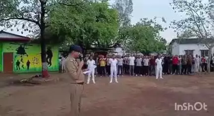 रॉबर्ट्सगंज: चूर्क पुलिस लाइन में ASP अनिल कुमार ने प्रशिक्षु आरक्षियों को UP पुलिस सोशल मीडिया पॉलिसी 2023 की जानकारी दी
