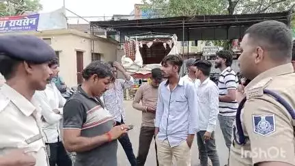 रायसेन: जिला मुख्यालय के सागर मार्ग स्थित टोल टैक्स के पास लोगों ने रोका गायों से भरा वाहन, किया गया पुलिस के हवाले