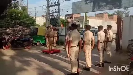 बंजरिया: एसपी सुवर्ण प्रभात ने शुक्रवार को बंजरिया थाना में हत्या, लूट व शराब तस्करी के मामलों की समीक्षा की, दिए निर्देश