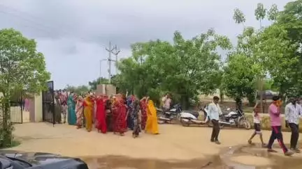 डीग: दिल्ली दरवाजे में चल रहे शराब ठेके का विरोध, महिला व पुरुषों ने रैली के रूप में जिला कलेक्ट्रेट पहुंचकर किया प्रदर्शन