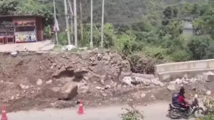 मंडी: फोरलेन निर्माण कार्य ने घरों को जाने वाले रास्तों को किया बंद, प्रभावितों ने एनएचएआई और निर्माण कंपनी से लगाई गुहार