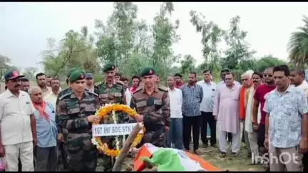जलालाबाद: जलालाबाद में पूर्व सैनिक मदनपाल सिंह का 85 साल की उम्र में हुआ निधन, सेना के जवानों ने पुष्प चक्र अर्पित कर दी सलामी