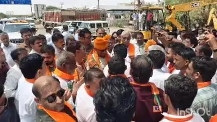 बाप: प्रभारी मंत्री ने कानासर तालाब पर जल पूजन व पौधारोपण करते हुए जल संरक्षण और पर्यावरण संरक्षण का दिया संदेश