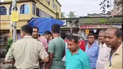 মন্তেশ্বর: নেশাগ্রস্ত ট্রাক্টর ড্রাইভার নিয়ন্ত্রণ হারিয়ে ধাক্কা মারলো চার চাকা গাড়িতে ও মন্তেশ্বর বাজারের দোকানে