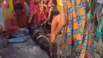 सीतापुर: बीहट में झोलाछाप डॉक्टर के गलत उपचार से महिला की मौत, परिवार ने शव सड़क पर रखकर किया प्रदर्शन