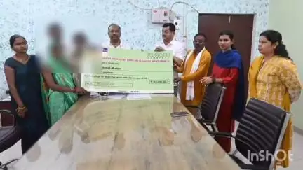 बांदा: कलेक्ट सभागार में राज्यमंत्री और डीएम ने दुष्कर्म पीड़ित मृत बच्ची के परिजनों को दिया ₹10 लाख का चेक