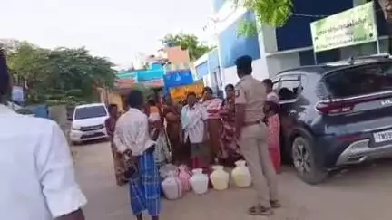 திருச்சுழி: வீரச் சோழன் பகுதியில் முறையாக குடிநீர் வழங்காத ஊராட்சி நிர்வாகத்தை கண்டித்து பொதுமக்கள் சாலை மறியல்