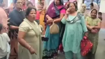 शामली: डूडा विभाग में भ्रष्टाचार के खिलाफ स्वयं सहायता समूहों की महिलाएं शामली कलेक्ट्रेट पहुंची, हंगामा कर कार्रवाई की मांग की