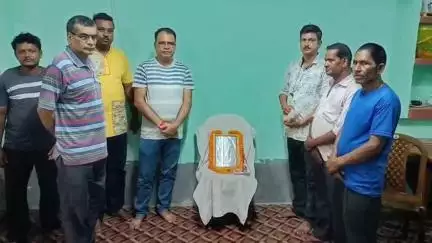 খয়রাশোল: ডঃ শ্যামাপ্রসাদ মুখোপাধ্যায়ের প্রতিকৃতিতে পুষ্পার্ঘ্য অর্পণ করে খয়রাশোলে পশ্চিমবঙ্গ দিবস পালন করল BJP
