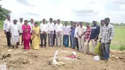 పెగడపల్లె: ఇందిరమ్మ ఇండ్ల నిర్మాణ పనులకు ముగ్గు పోసిన పెగడపల్లి ఏఎంసీ చైర్మన్ బుర్ర రాములు గౌడ్