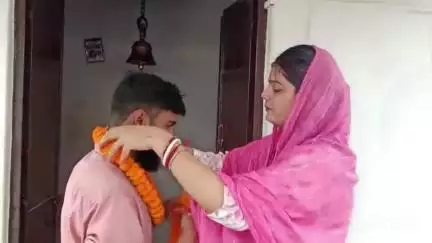 जमुई: सिकहरिया गांव में चाची ने भतीजे से पति के सामने मंदिर में रचाई शादी