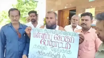 தேனி: தேனி கலெக்டர் அலுவலகத்திற்கு அரை நிர்வாணத்துடன் காதில் பூ வைத்து மனு வழங்க வந்த நபரால் பரபரப்பு