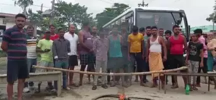 पताही: बखरी पंचायत वार्ड एक में जल जमाव को लेकर ग्रामीणों ने रोड जामकर 5 घंटे तक किया विरोध प्रदर्शन #jansamasya