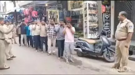 थांदला: थांदला पुलिस ने बाजार में दहशत फैलाने वाले आरोपियों का निकाला जुलूस, मंगवाई माफी