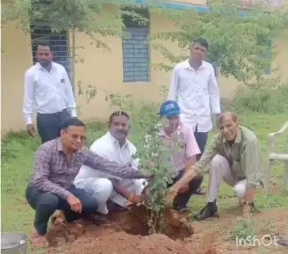 थांदला: शासकीय कन्या उच्चतर माध्यमिक विद्यालय खवासा में पौधारोपण कार्यक्रम आयोजित किया गया