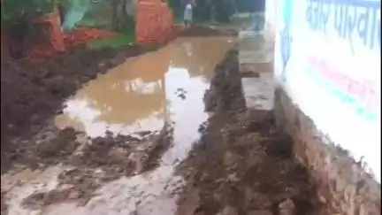 पलारी: सरकीपार में हल्की बारिश से सड़क पर भरा पानी, सड़क का पानी जा रहा घरों तक, ग्रामीणों ने दिया जानकारी #jansamasya