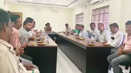 ସଦର: ଭବାନୀପାଟଣା ଟାଉନ ଅଞ୍ଚଳର ସମସ୍ତ ହୋଟେଲ ଓ ଲଜ ମାଲିକଙ୍କୁ ନେଇ ଭବାନୀପାଟଣା ସଦର ଥାନା ପରିସରରେ ଗୁରୁତ୍ୱପୂର୍ଣ ବୈଠକ ଅନୁଷ୍ଠିତ