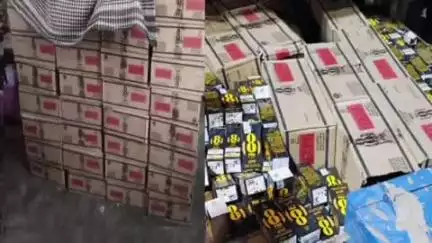 चौसा: यादव मोड़ के पास पुलिस ने गुप्त सूचना पर एक ट्रैक्टर से 336.48 लीटर शराब बरामद की