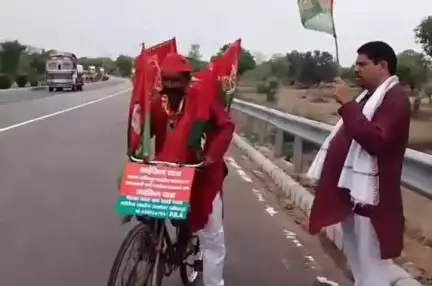 तालबेहट: तालबेहट का सपा कार्यकर्ता राष्ट्रीय अध्यक्ष से मिलने का संकल्प लेकर करीब 500 किलोमीटर साइकिल से लखनऊ के लिए रवाना हुआ