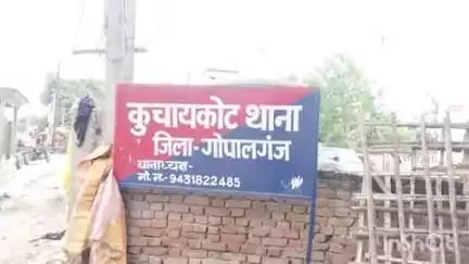 कुचायकोट: थाना क्षेत्र के NH-27 बेलवा गांव के पास ई-रिक्शा पलटा, चालक जख्मी