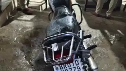 साहेबपुर कमाल: साहेबपुरकमाल NH31 गैस एजेंसी मोड़ के पास से देसी कट्टा, कारतूस, 4 मोबाइल व बाइक के साथ 3 युवक गिरफ्तार