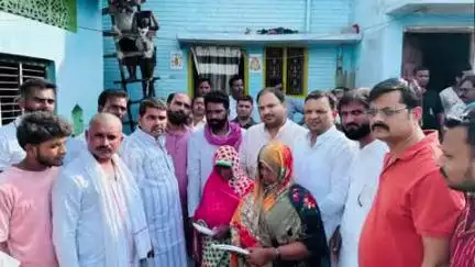गोंडा: दूबे पुरवा के तीन लोगों की मध्य प्रदेश में हुई मौत, पूर्व CM अखिलेश यादव ने पीड़ित परिवार को भेजी एक लाख की सहायता राशि