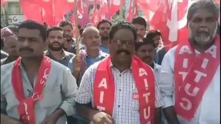 తణుకు: రాత్రి సమయాల్లో మహిళలు విధులు నిర్వర్తించాలంటూ రాష్ట్ర మంత్రి మండలి చేసిన నిర్ణయం నిరసిస్తూ సిఐటియు, ఏఐటీయూసీ ధర్నా