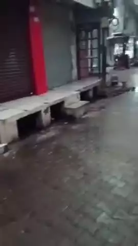 शाहजहांपुर: दिलजाक बजरिया के पास इजरायल बायकॉट के पोस्टर फाड़कर हिंदू युवावाहिनी ने जताया विरोध