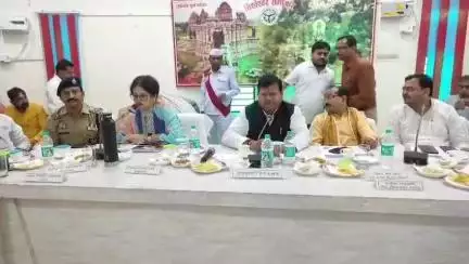 महोबा: महोबा दौरे पर पहुंचे प्रभारी मंत्री राकेश राठौर, विकास कार्यों की समीक्षा कर दिए निर्देश