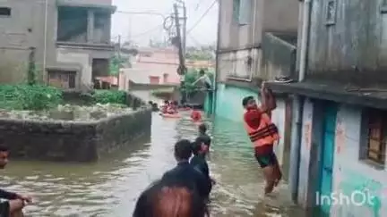 পুরুলিয়া ২: ভোররাত থেকে দুপুর পর্যন্ত জল থেকে মানুষদের উদ্ধার করে সকলের কাছে প্রশংসিত হলেন স্থানীয় যুবকরা সাধু ডাঙ্গায়