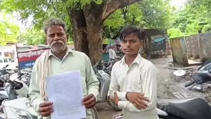एटा: ननिहाल गांव कसैला में किशोर के साथ पेड़ से बांधकर की मारपीट, ₹10,000 छीने, पीड़ित युवक ने पिता के साथ SSP से की शिकायत
