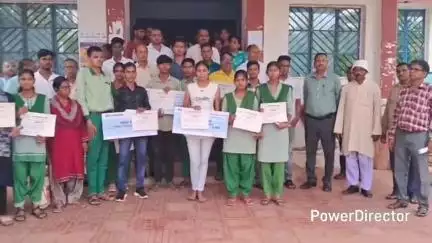 सारवां: सारवां में प्रखंड स्तर पर मैट्रिक व इंटर परीक्षा में बेहतर प्रदर्शन करने वाले छात्र-छात्राएं सम्मानित