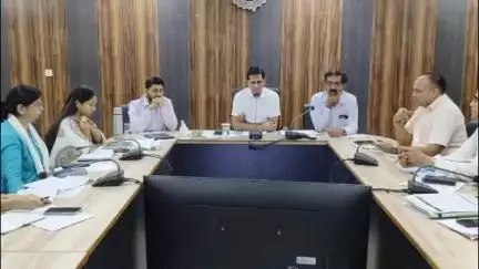 दतिया नगर: राजस्व के लंबित मामलों को देखकर कलेक्टर हुए नाराज़, कलेक्ट्रेट सभागार में राजस्व मामलों की समीक्षा की