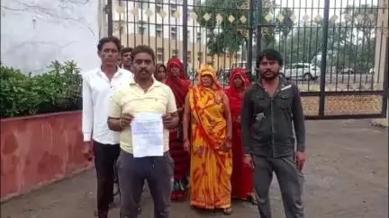 सागर: ठेकेदार ने मजदूरों से काम कराकर पूरी मजदूरी नहीं दी, धमकाया, मजदूरों ने कलेक्टर से की शिकायत